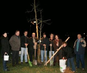 Die SPD im Labertal pflanzt einen Wa(h)lnussbaum am Kindergarten in Langquaid.