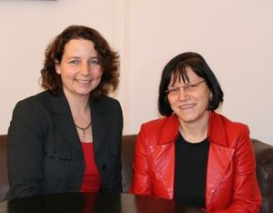 SPD-Kreisvorsitzende Ruth Müller (links) und MdL Johanna Werner-Muggendorfer warnen vor Rechtsradikalismus.