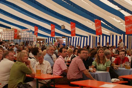 Ehrengäste und der Rest des Festzeltes