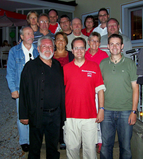 Gruppe am Ziel, 1. Reihe von links MdL Perlak, SPD-Landtagsfraktionsvorsitzender Rinderspacher, Ortsvorsitzender Kreutz