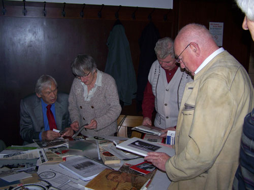 Büchertisch: Viel Aufmerksamkeit schenkten die Zuhörer aus nah und fern dem äußerst reichlich bestückten Büchertisch