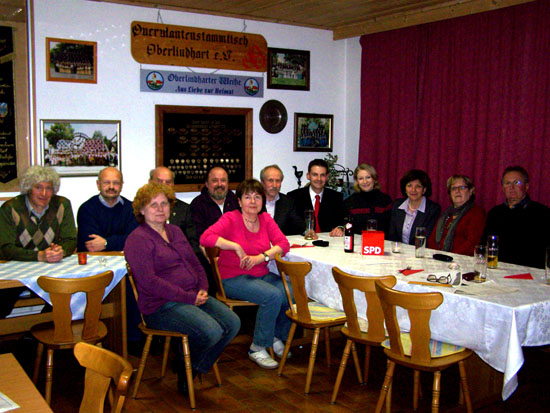 Ortsvorsitzender Martin Kreutz (5.v.r.) konnte eine ganze Reihe von Genossinnen und Genossen, aber auch Freunde der SPD zur ersten Sitzung des Jahres 2011 begrüßen