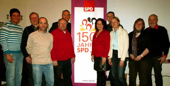 Freuen sich auf des gemeinsame Parteijubiläum und das Wahljahr 2013: v.l. Peter Forstner (Neufahrn), Georg Riedl( Rohr), Hubert Wittmann (Aufhausen), Rainer Pasta (Geiselhöring), Peter Stranninger (Landtagskandidat, Straubing), Ruth Müller (Kreisvorsitzende Landshut, Pfeffenhausen), Martin Kreutz (Mallersdorf- Pfaffenberg), Madlen Melzer (Schierling), Karin Hagendorn (Hohenthann) und Franz Gumplinger (Rottenburg).